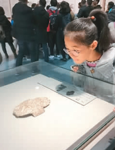 中国文字博物馆内看展的孩子；