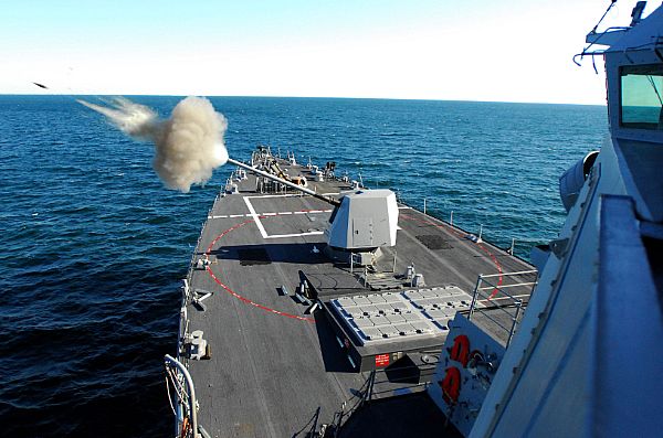 美军舰在阿曼湾拦截小船 称没收先进导弹零件