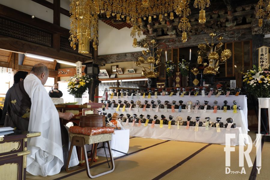 日本寺庙给机器狗办集体葬礼 和尚念经超度