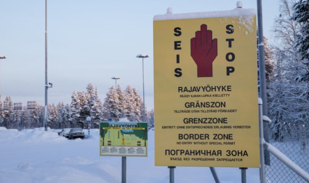 俄男子设置假的俄芬边境线告示（图源：美联社）