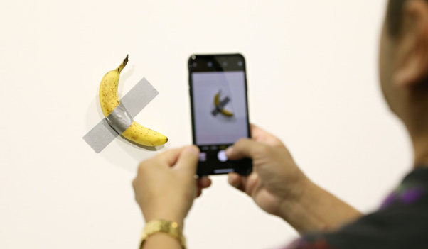 价值12万美元的香蕉“艺术品”（图源：法新社）
