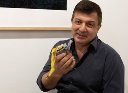 天价香蕉被行为艺术家从墙上扯下来，当众吃掉。（图源：今日俄罗斯）