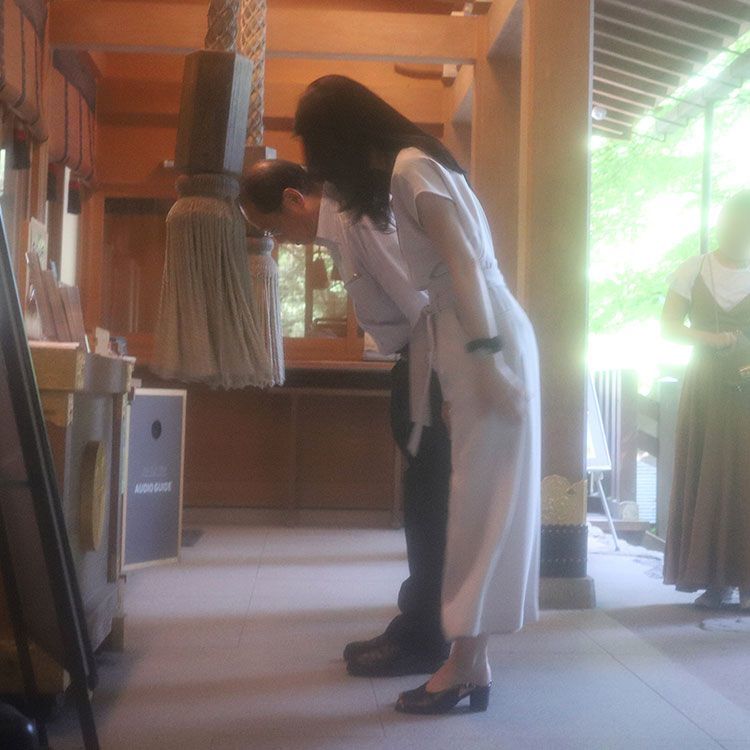 日本首相助理被曝与女同事公费游京都 挽手参拜“恋爱神社”
