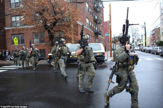 大批警力抵达现场。 图源：美联社