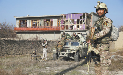 阿富汗政府官员12月11日说，位于阿东部帕尔万省的美国军队巴格拉姆基地外当天发生汽车炸弹袭击和交火。图为当天，安全人员在巴格拉姆基地附近警戒。
