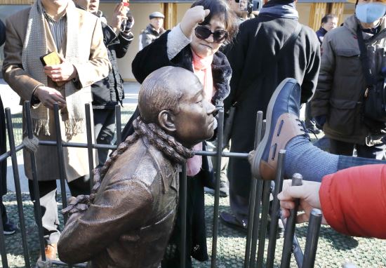 韩国前总统全斗焕跪像被竖在广场 大叔大妈用脚踹