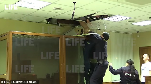 涉嫌杀害亲姐，俄少年受审时想从天花板逃跑，被警察电棍制服