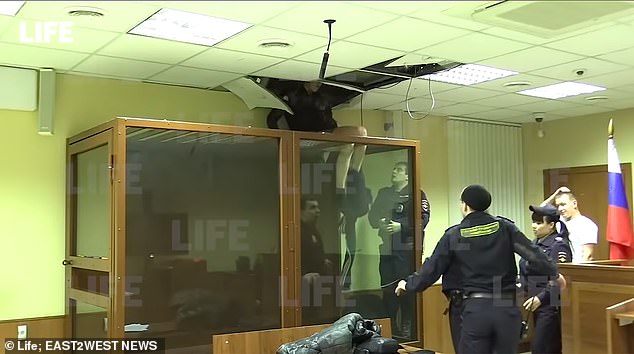 涉嫌杀害亲姐，俄少年受审时想从天花板逃跑，被警察电棍制服
