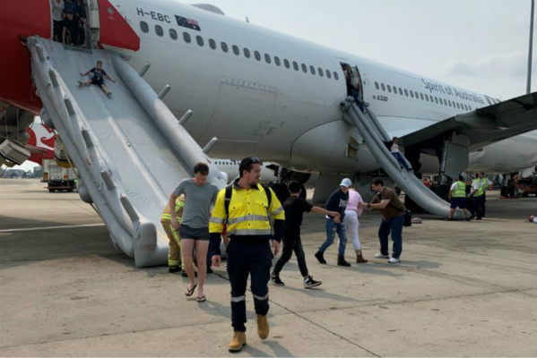 澳航QF575航班正在疏散乘客（图源：推特）
