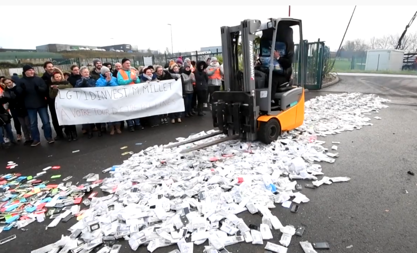 抗议工资低 法国上班族开叉车碾坏1000台苹果手机（图）