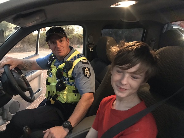 澳大利亚12岁男孩卢克被消防员发现。（图源：推特）