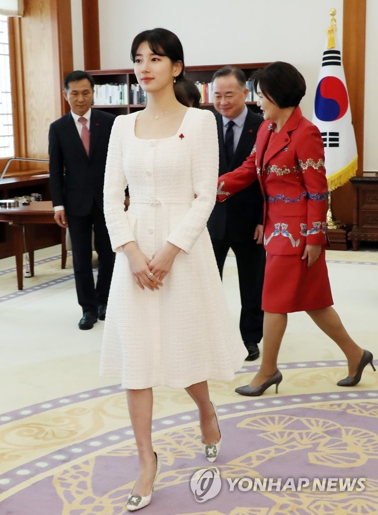 韩国总统现场捐款女星开心鼓掌还给他戴爱心徽章