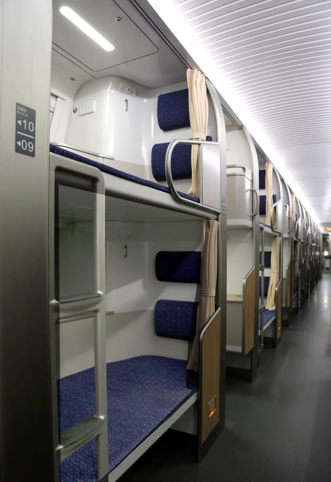 喜讯!中国动车组摘得工业设计"奥斯卡"金银奖