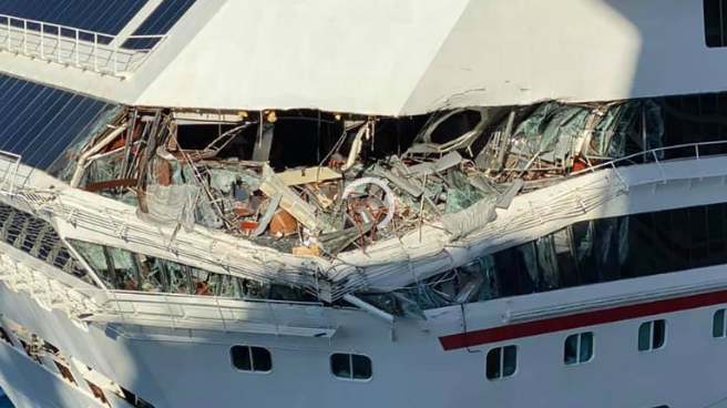 游轮“荣耀号”甲板受损严重（图源：CNN）