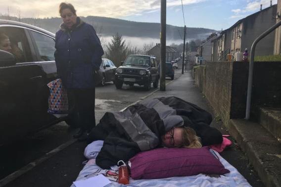 英国女子街头摔伤，寒风中苦等救护车近6小时，送医后去世