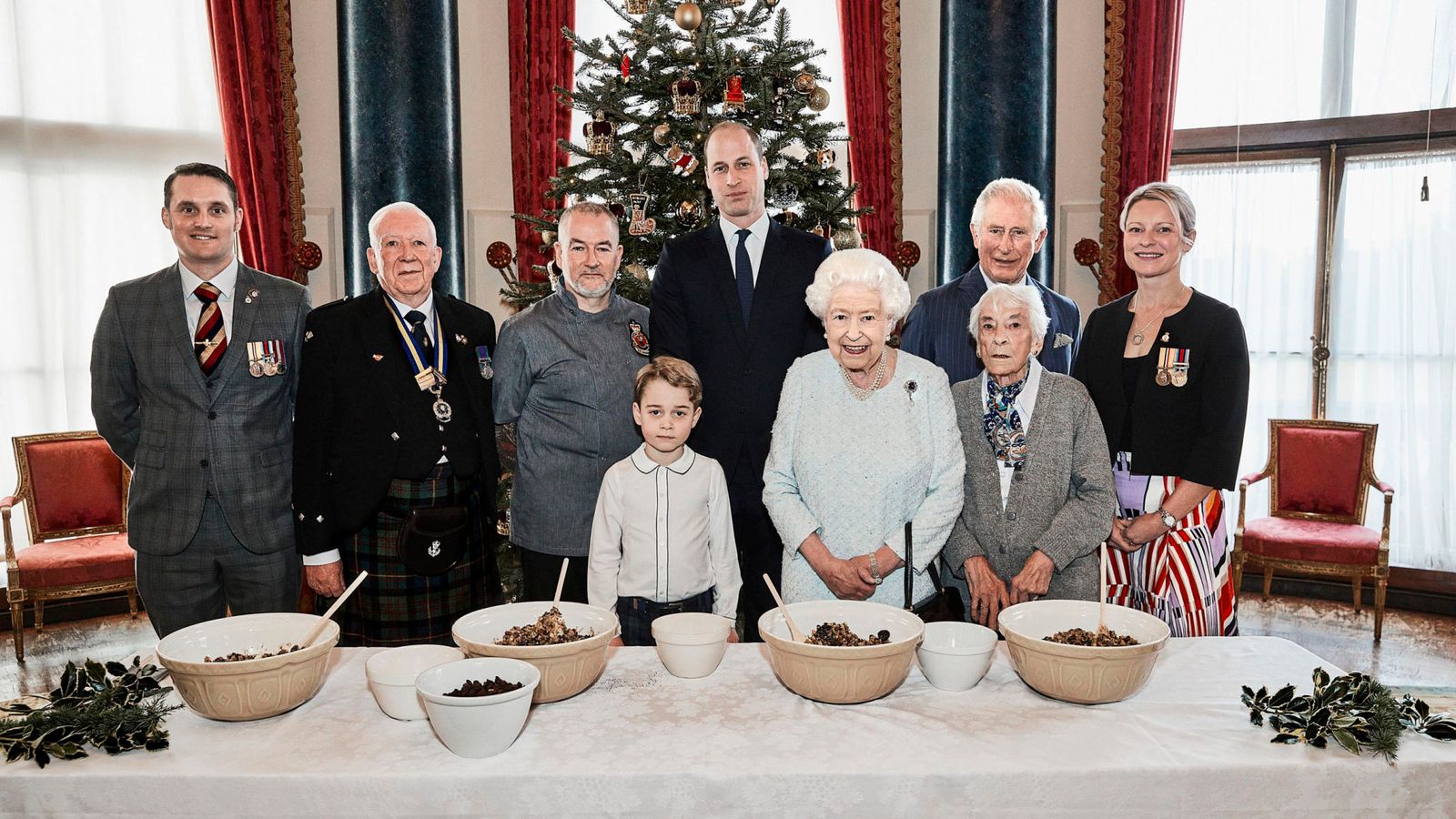 英王室公开四代同堂合照 乔治小王子成“团宠”