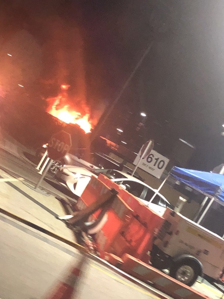洛杉矶国际机场突发火灾：火光冲天 交通受阻