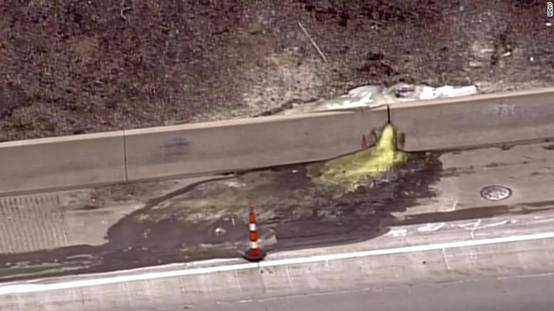 美国高速公路渗出不明绿色液体：属有毒物质，可致癌