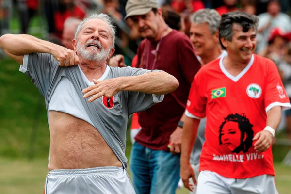 卢拉开心庆祝进球（图源：阿根廷Infobae新闻网）