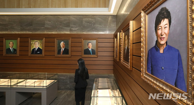 24日，朴槿惠肖像画向公众展示