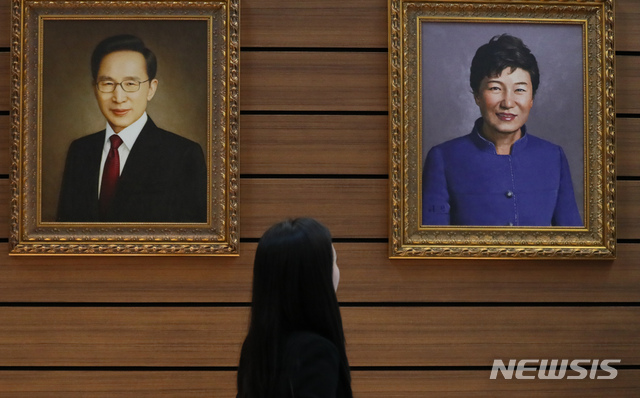 朴槿惠下台后肖像画首次公开：穿蓝衣微笑 与前任们同框
