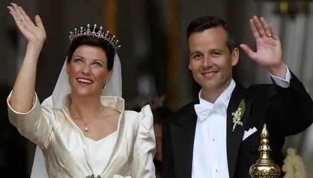 贝恩和挪威公主玛莎·路易丝2002年结婚（路透社资料图）