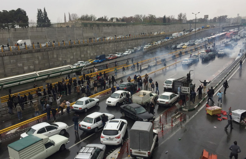 11月伊朗示威者抗议油价上涨将车停在高速公路上（图源：路透社）