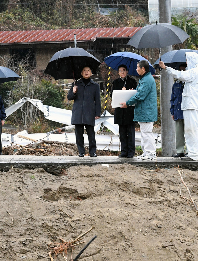 日本天皇即位后首访台风受灾地 带皇后撑伞走泥地(图)