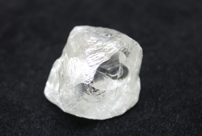 新发现的190克拉钻石原石（图源：埃罗莎公司）