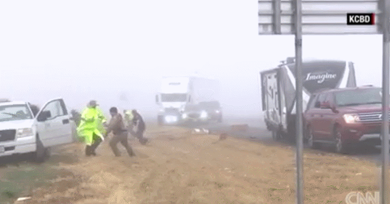 惊魂一刻！美国得州大雾致多车连撞 一卡车失控侧翻险酿悲剧