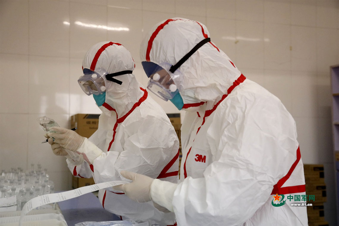 武汉战"疫",白色防护服里的一抹抹孔雀蓝