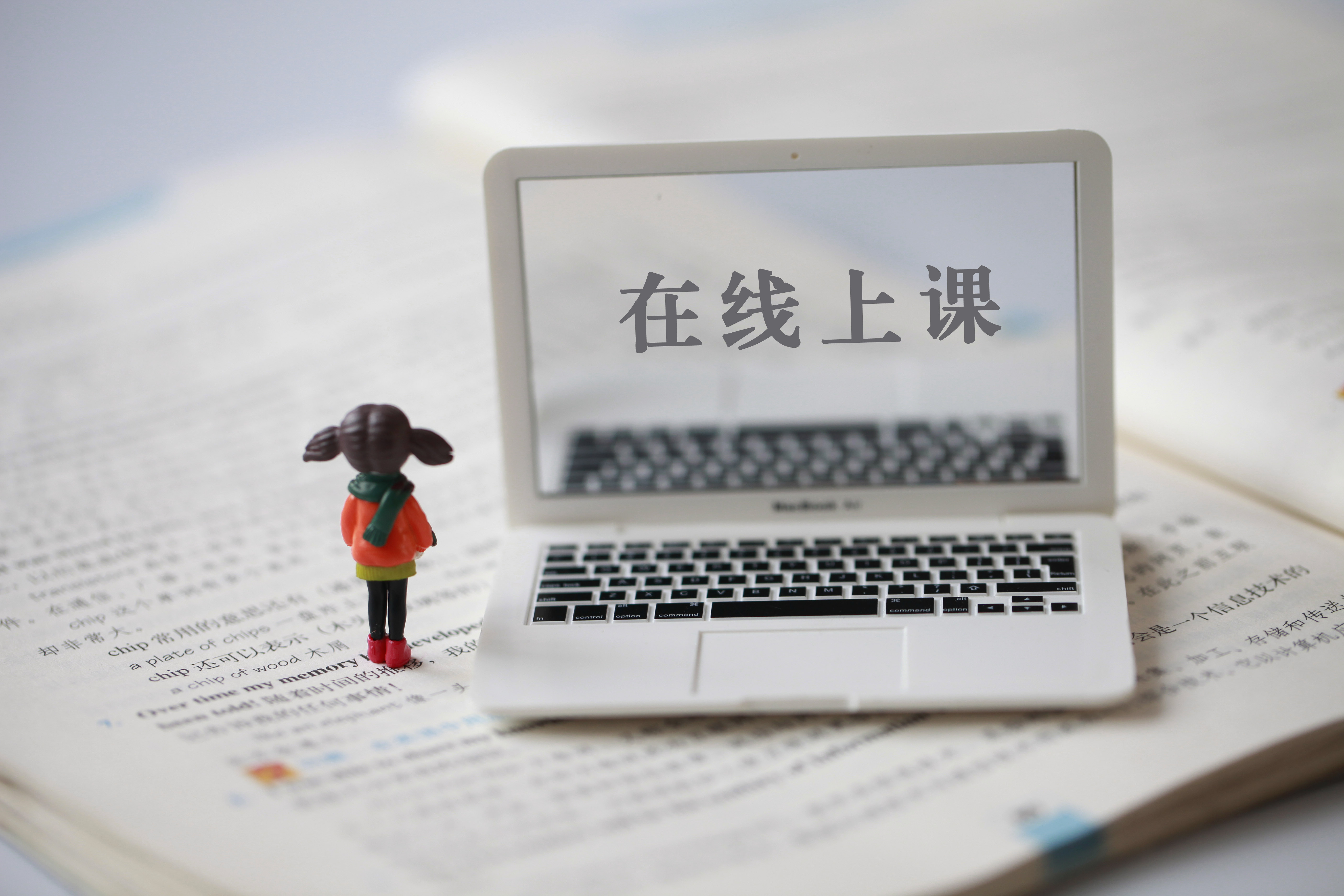 对身处"云课堂"的大学生来说,全民抗击新冠肺炎疫情,正是一场不可多得