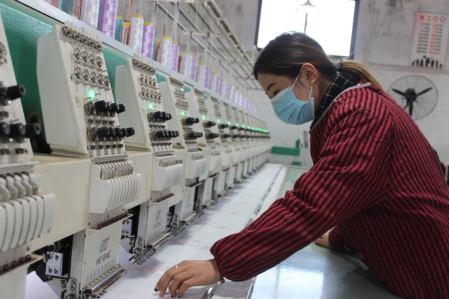 河南宝丰半边天绣出幸福新生活