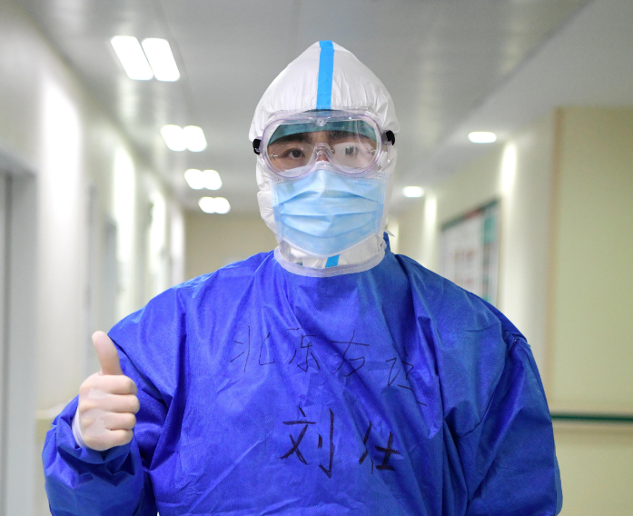 北京医生刘壮在武汉挑起一个人的战时医务处