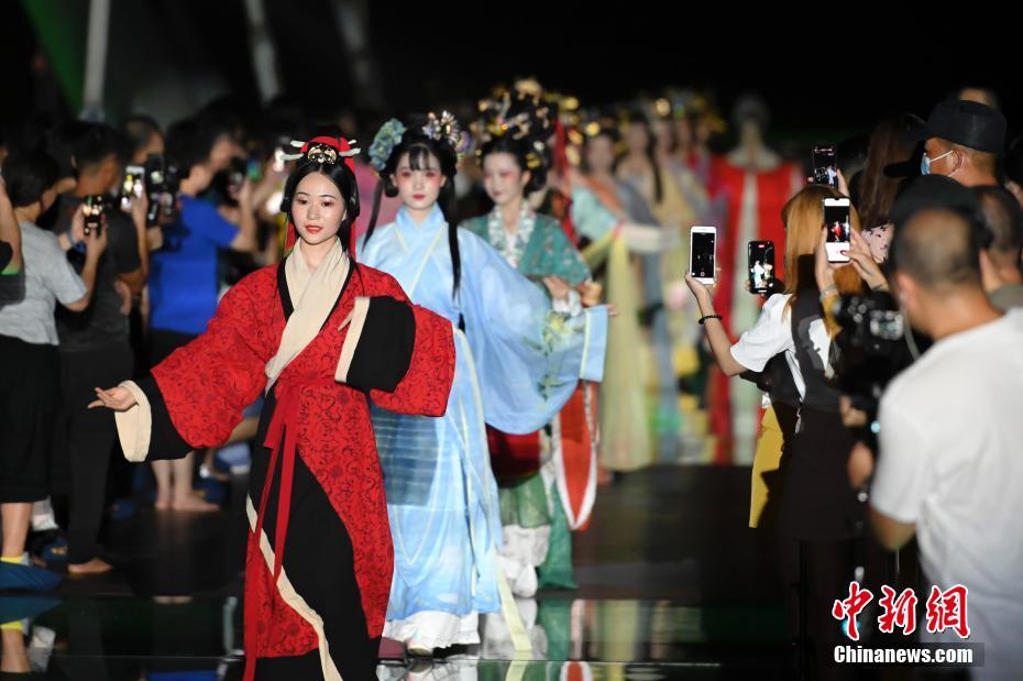 广东清远500米高空汉服秀吸引游客