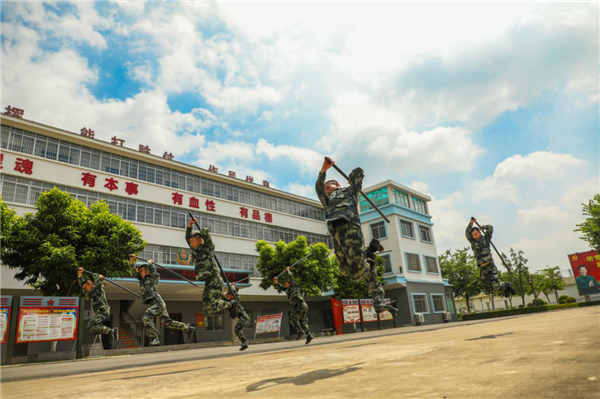 武警官兵高温酷暑练兵忙