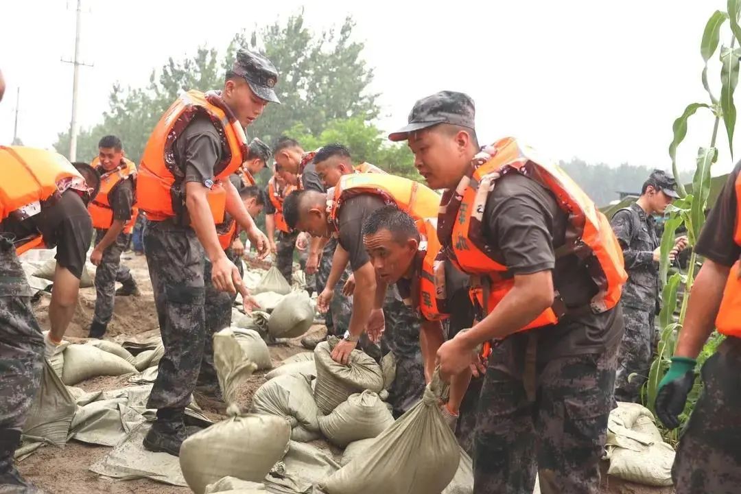 县长泪别抗洪官兵这些送别场面太暖心