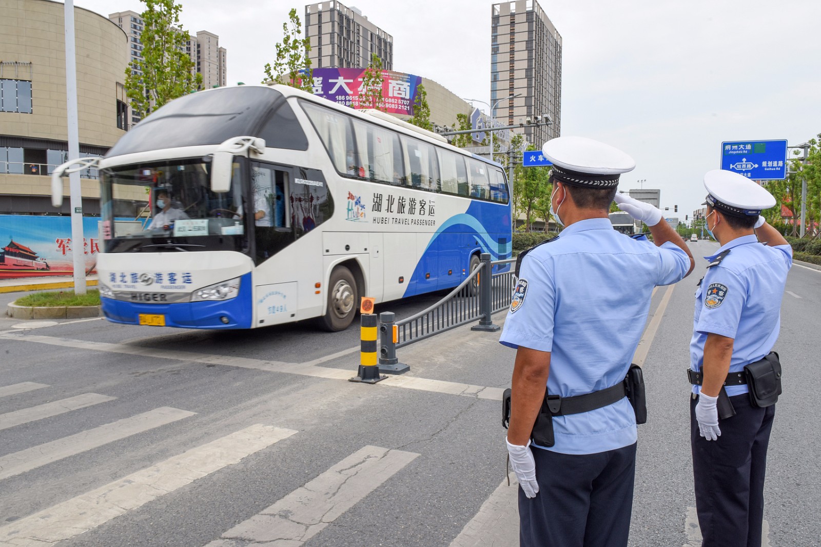 2020年8月7日至9日,首批受邀来湖北旅游的援鄂医疗队员分别畅游了湖北