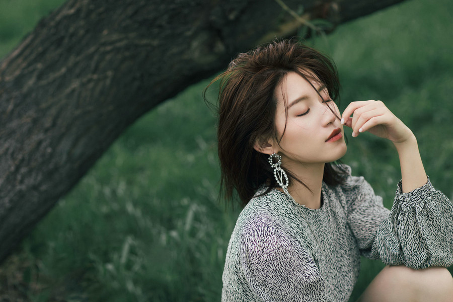 2 / 3 近日,演员苏青曝光了一组个人写真大片,片中的苏青变身森系少女