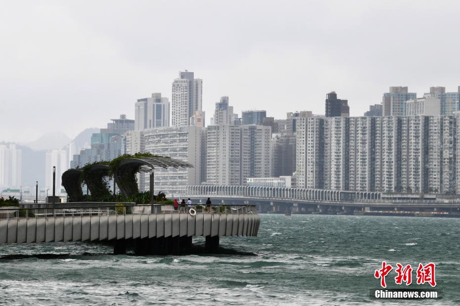 香港挂八号风球市民到尖沙嘴海旁追风