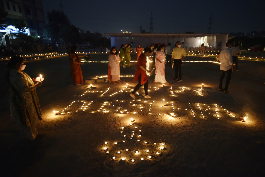 点蜡烛放天灯印度民众庆祝都瑟拉节