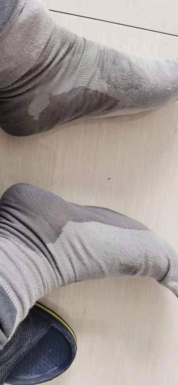 而此时的双脚已经被冻麻了袜子也被汗水浸湿看到一只鞋子被冻掉了鞋底