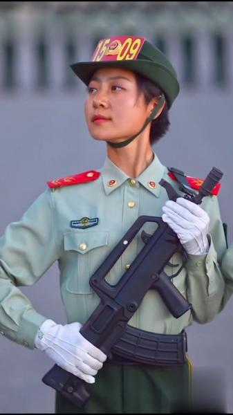 阅兵女神光荣退伍