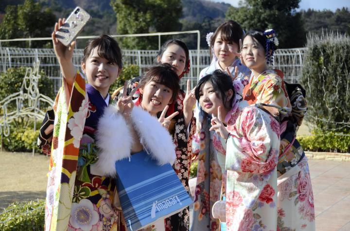 日本令和年代首个成人式！和服少女扎堆自拍(图)