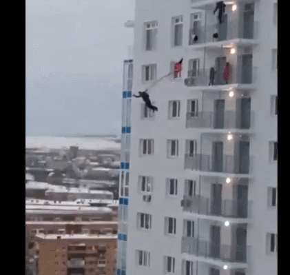 另类跨年?俄罗斯两男子高楼跳伞 或面临重罚(图)