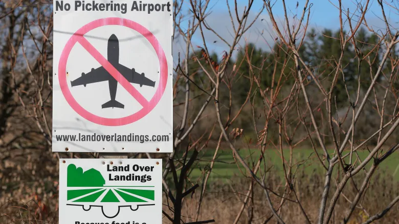 反对机场兴建的标语 图片来源CBC新闻