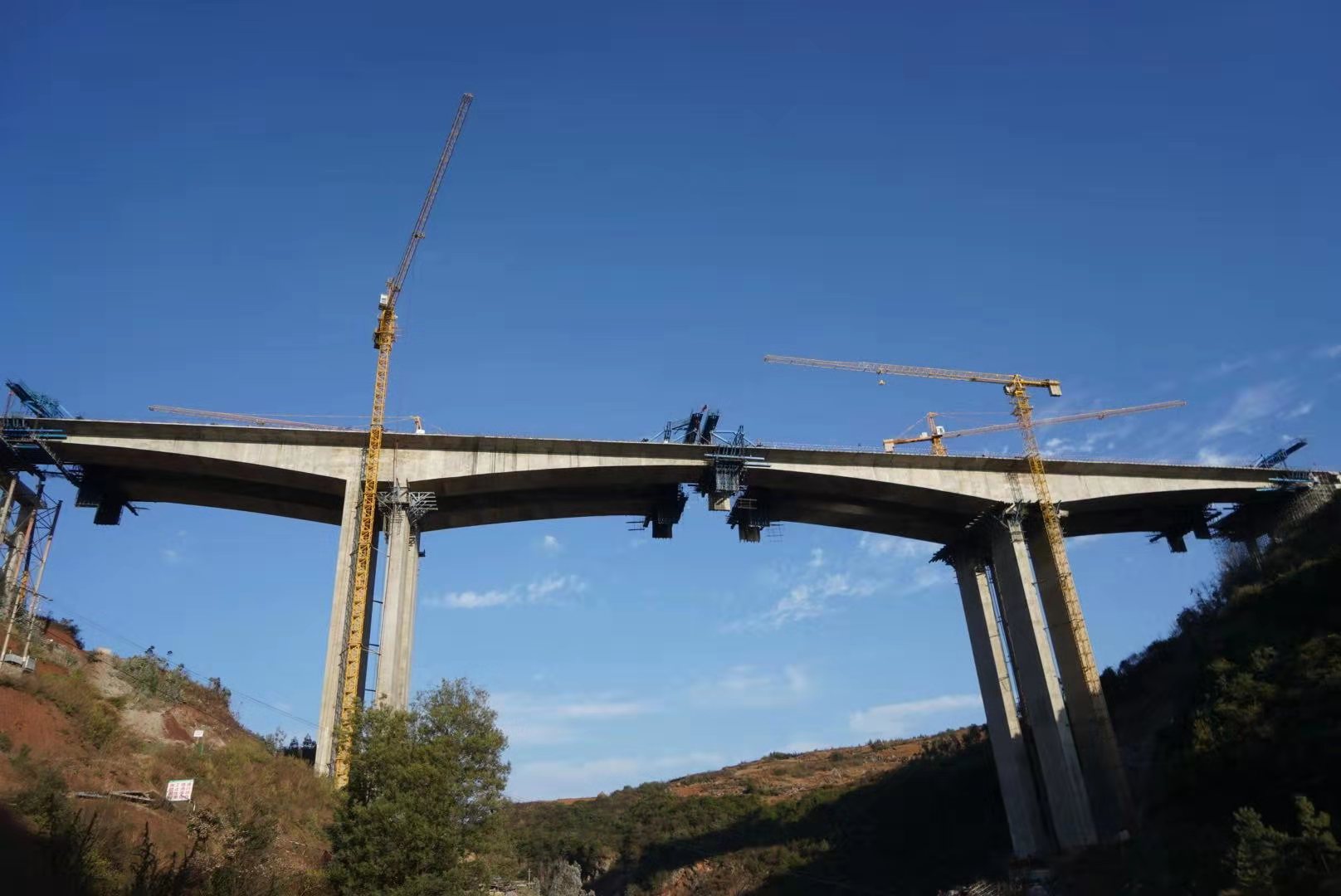 召泸高速响水箐2号大桥右幅中跨顺利合拢