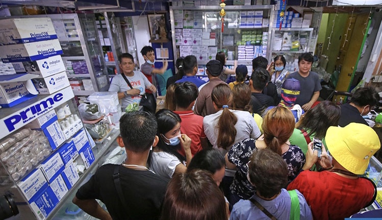 塔阿尔火山喷发马尼拉市民抢购口罩n95型已脱销