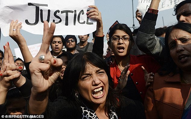 在印度示威的人们（图源：每日邮报）
