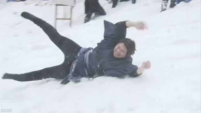 日本举行雪地扔女婿活动：今年雪不够厚,搬30吨雪来也要办...